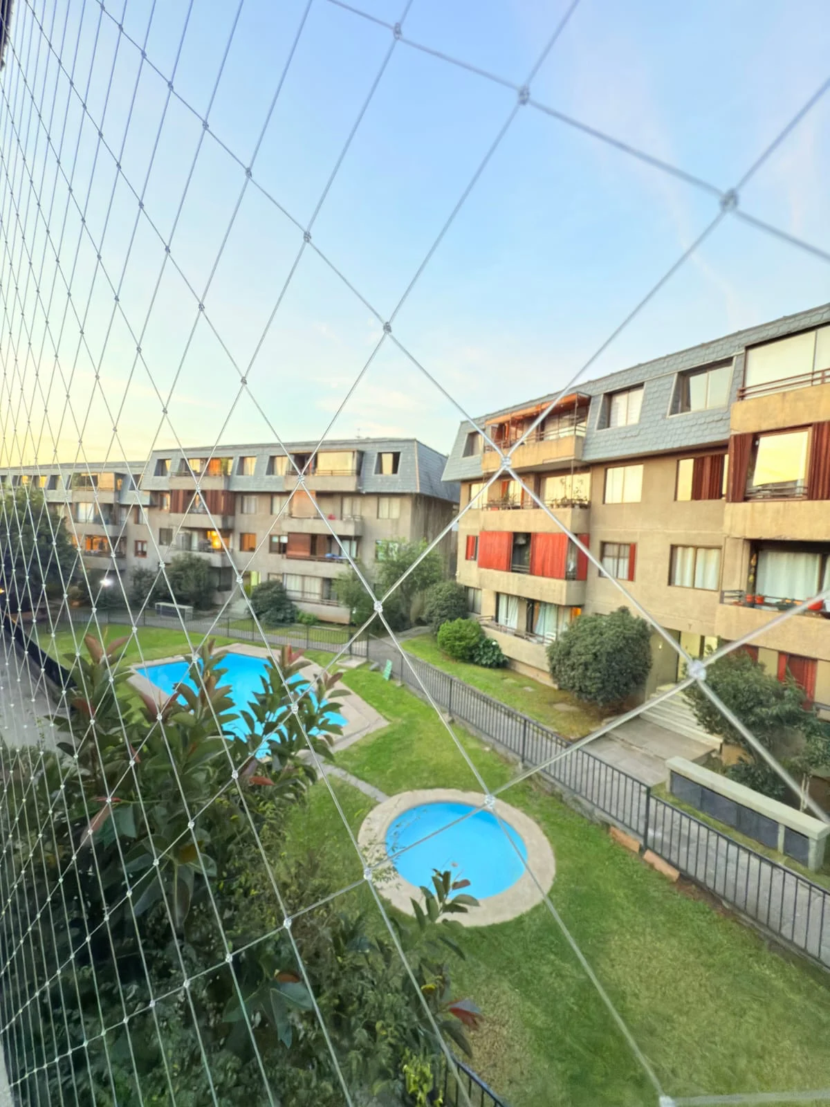 Patio residencial protegido con un cerramiento de malla